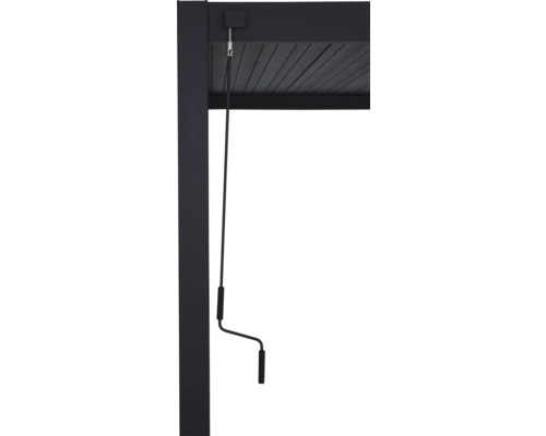 Detailní pohled na černý terasový přístřešek s klikovým mechanismem