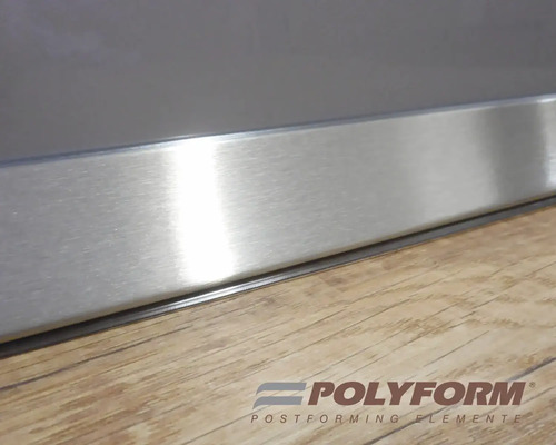 Nerezová soklová lišta před dřevěnou podlahou