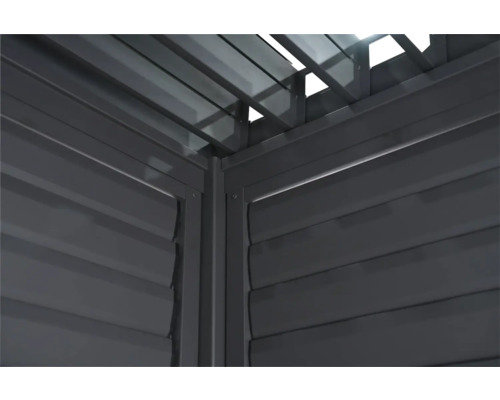 Detailní pohled na altán s lamelovou střechou a stěnovými prvky.