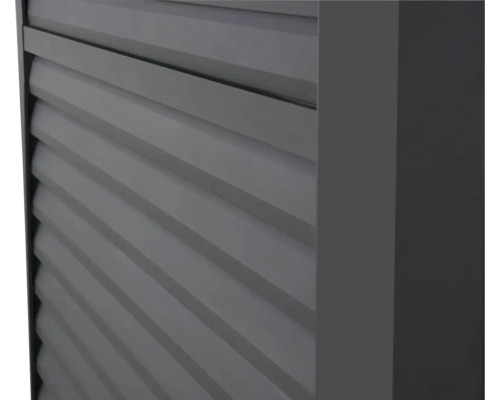 Detailní pohled na šedý plot s lamelami