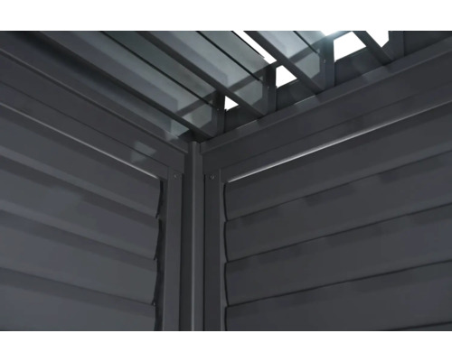 Detail šedého zahradního altánu s lamelovou střechou a bočními stěnami.