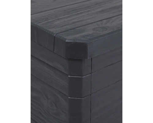 Detail rohu šedého zahradního boxu s vzhledem dřeva