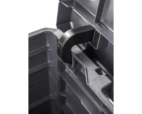 Detailní pohled na bednu na nářadí s černou plastovou rukojetí