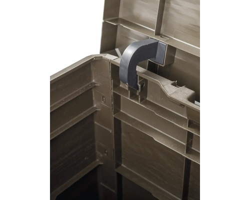 Detailní pohled na plastovou zahradní skříň s otevřeným víkem a černým pantem.