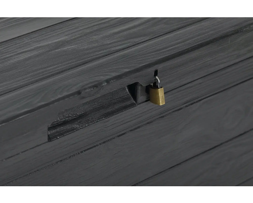 Detailní záběr dřevěné truhly se zámkem