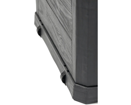 Detailní pohled na šedý úložný box s dřevěnou strukturou a kolečky