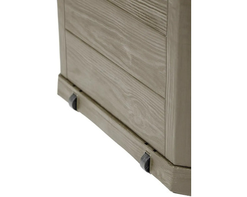 Detail zahradní truhly z dřeva s kolečky