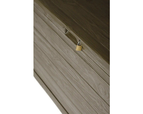 Detailní pohled na dřevěný zahradní box s visacím zámkem pro bezpečné uložení