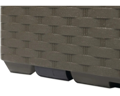 Detailní pohled na úložný box s ratanovým vzorem a kolečky.