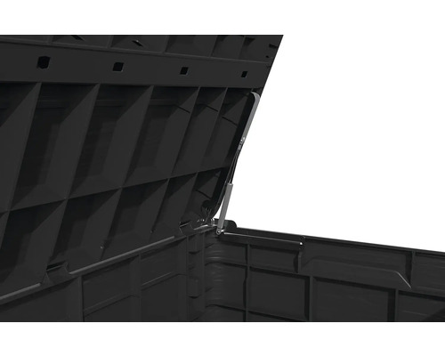 Detailní pohled na otevřené víko zahradní truhly z plastu s plynovou vzpěrou