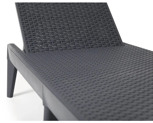 Detailní záběr zahradního lehátka s pleteným povrchem.