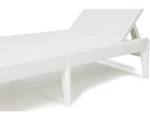Detailní pohled na bílé zahradní lehátko z plastu
