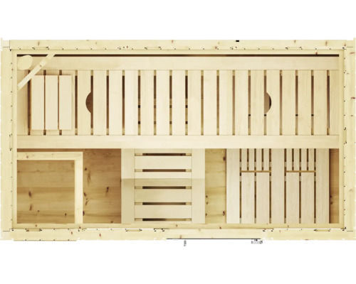 Vnitřní pohled na dřevěnou saunu s lavicemi a policemi