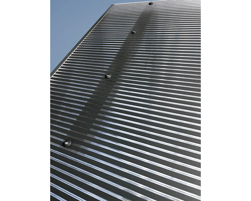 Trapézový plech s upevňovacími šrouby