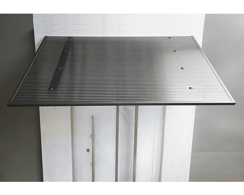 Zastřešený vchod do domu s markýzou