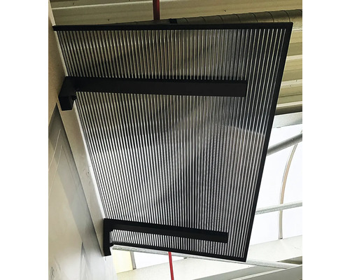 Kovová lamelová fasáda připevněná ke zdi