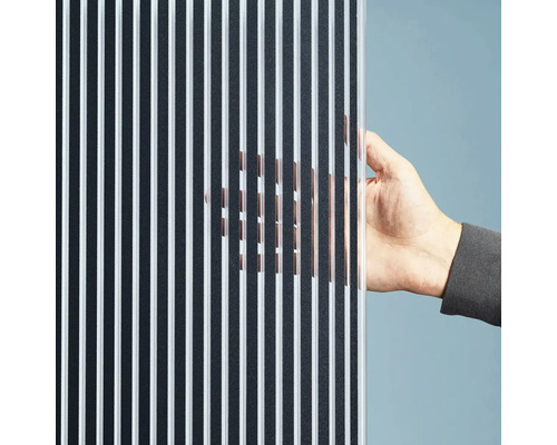 Dekorativní sklo s proužkovaným vzorem, držené rukou