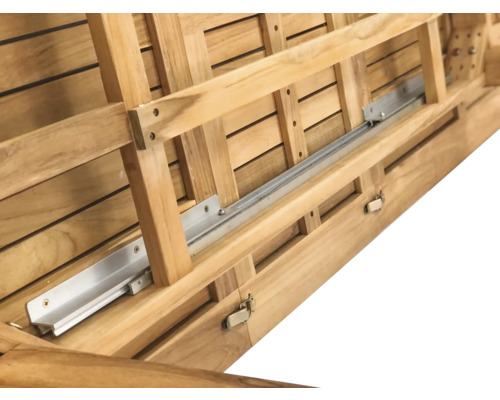 Detail zahradního stolu z teakového dřeva s výsuvným mechanismem