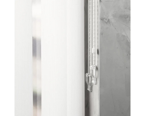 Lamelový závěs s ovládacím řetízkem na okenní dekorace