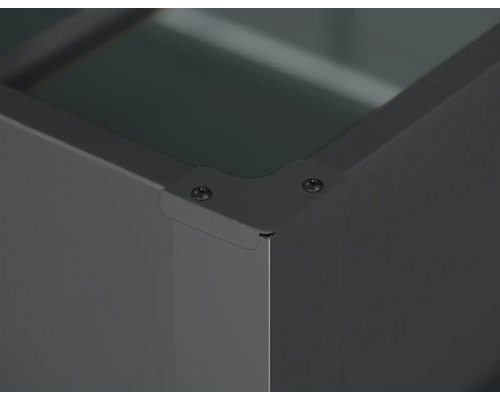 Detailní pohled na skleník: roh se šrouby