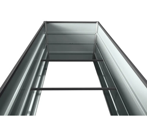 Vnitřní pohled na vyvýšený záhon z kovu s výztuhami