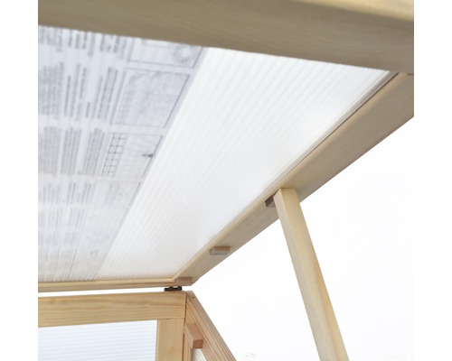 Detailní pohled na pařeniště s dřevěným rámem a průhlednou střechou.