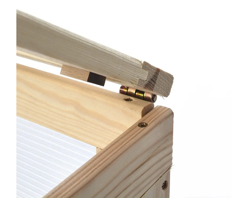 Detailní pohled na dřevěný pařník s pantem