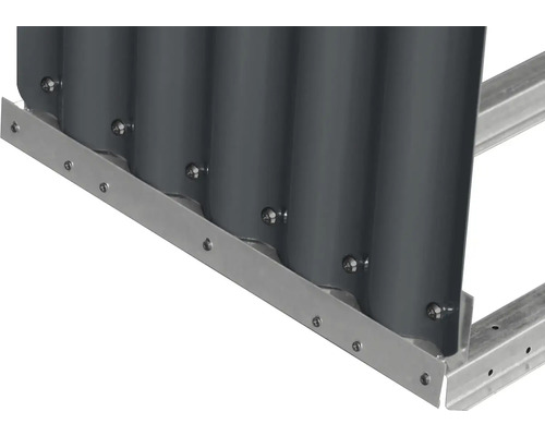 Detailní pohled na vyvýšený záhon s šedým obkladem a stříbrným kovovým lemováním