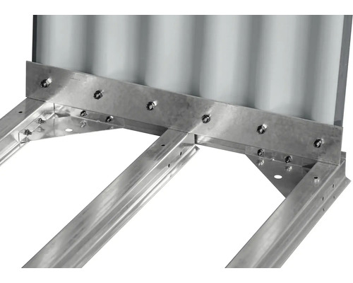 Detailní pohled na stříbrnou kovovou konstrukci se šrouby