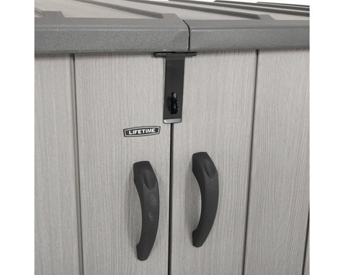 Detailní pohled na zahradní domek s dvoukřídlými dveřmi, uzávěrem a logem Lifetime