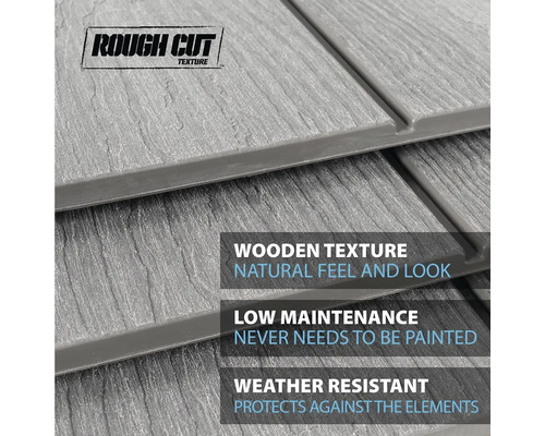 Detail terasových prken s dřevěnou strukturou a nápisem Hrubě řezaný vzor