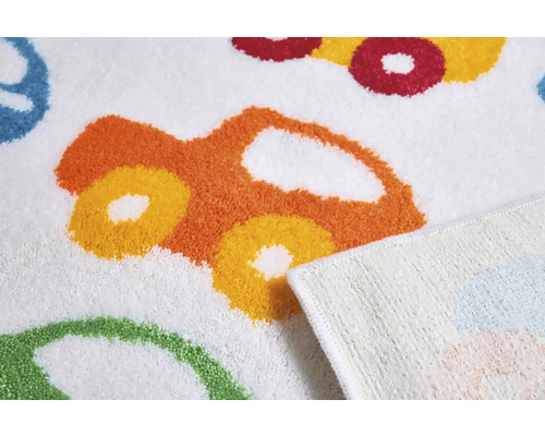 Koberec s automobilovým motivem