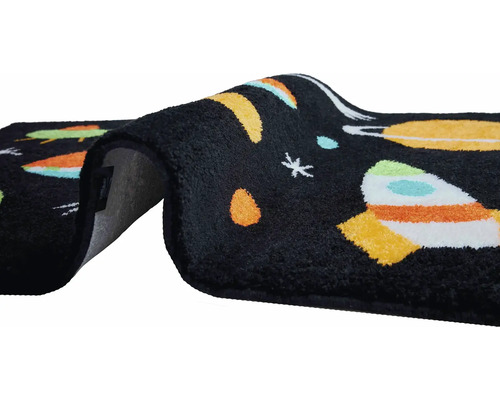 Černý koupelnový kobereček s vesmírnými motivy jako rakety a planety