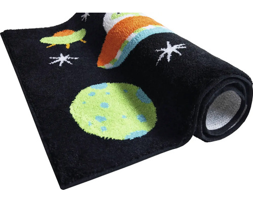 Černý koberec s motivem vesmíru, částečně srolovaný.