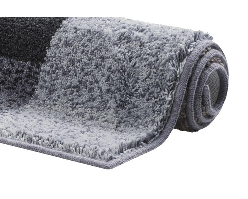 Srolovaný koberec s geometrickým vzorem