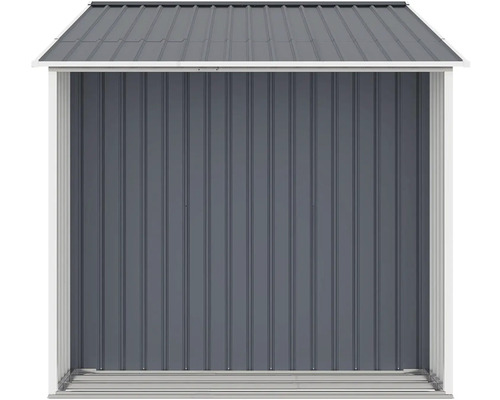 Prázdná kůlna na nářadí s kovovou střechou a svislými stěnovými panely