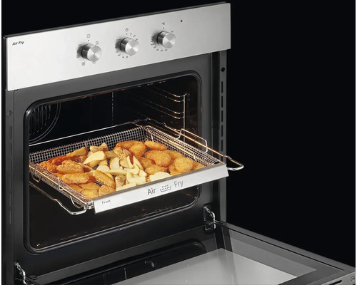 Trouba s otevřenými dvířky a košem Air Fry plným jídla