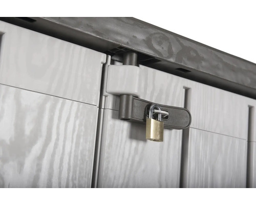 Detail uzamykatelného zahradního domku s visacím zámkem