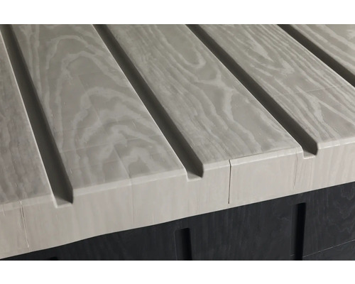 Detailní pohled na kryt z polymerbetonu s dřevěnou strukturou