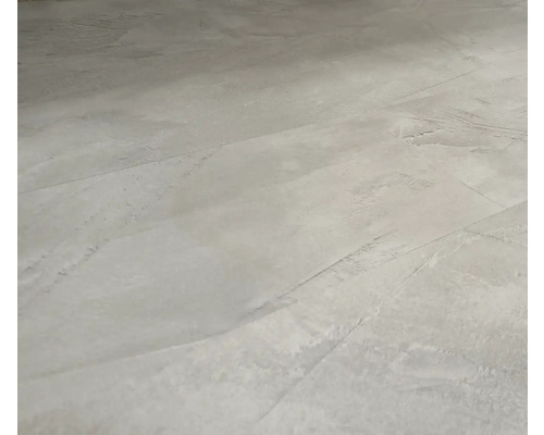 Světlá podlahová krytina se vzhledem kamene