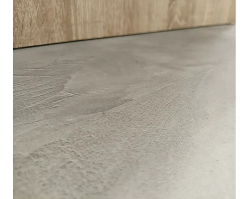 Detail podlahy s cementovým vzhledem