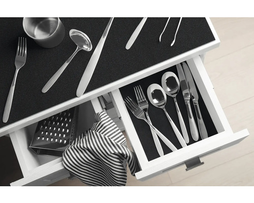 Otevřená zásuvka s příbory, struhadlem a utěrkou