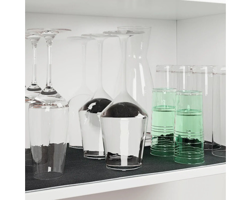 Sklenice a karafa v regálu