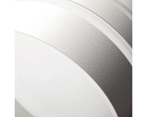 Detail kulatého stropního svítidla z kovu a plastu