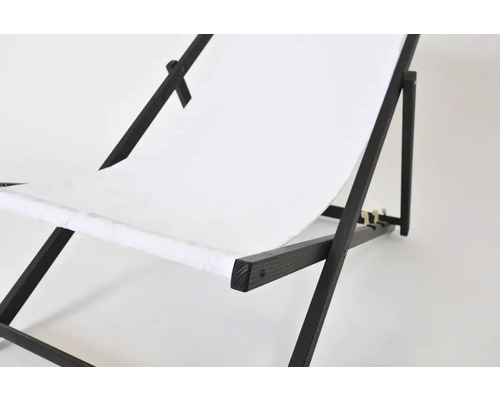 Lehátko s dřevěným rámem a bílým látkovým potahem