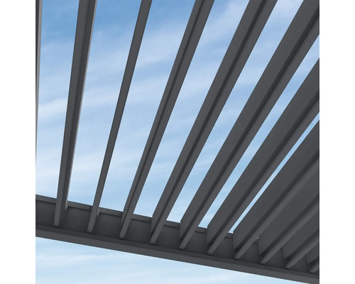 Pohled zespodu na terasové zastřešení s lamelami na pozadí modré oblohy.