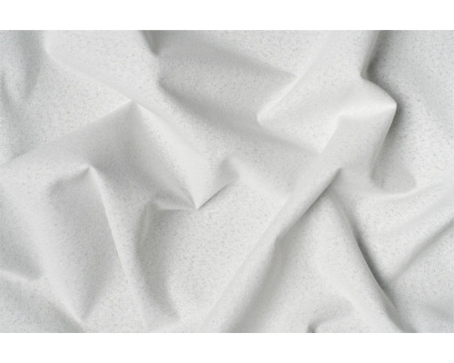 Detailní záběr bílé, složené netkané textilie.