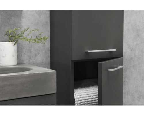 Koupelna s umyvadlem a koupelnovou skříňkou