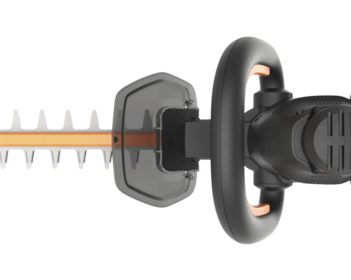 Detailní záběr nůžek na živý plot s noži a rukojetí