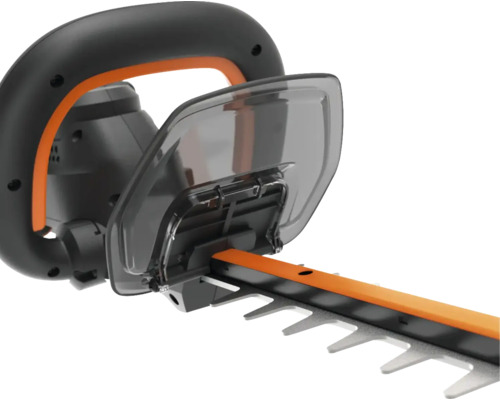 Detailní záběr nůžek na živý plot s ochranou rukou